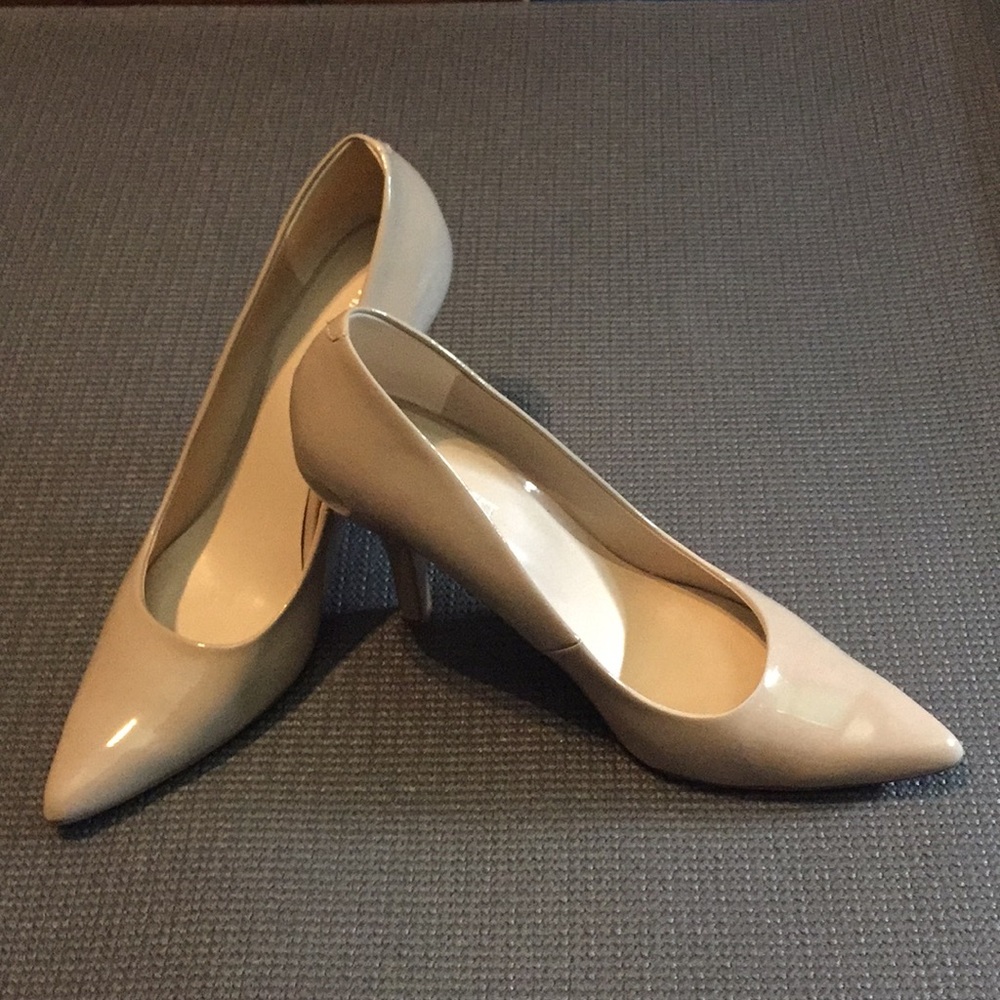 Lightly Used Nine West Nude Patent Heels Size 10